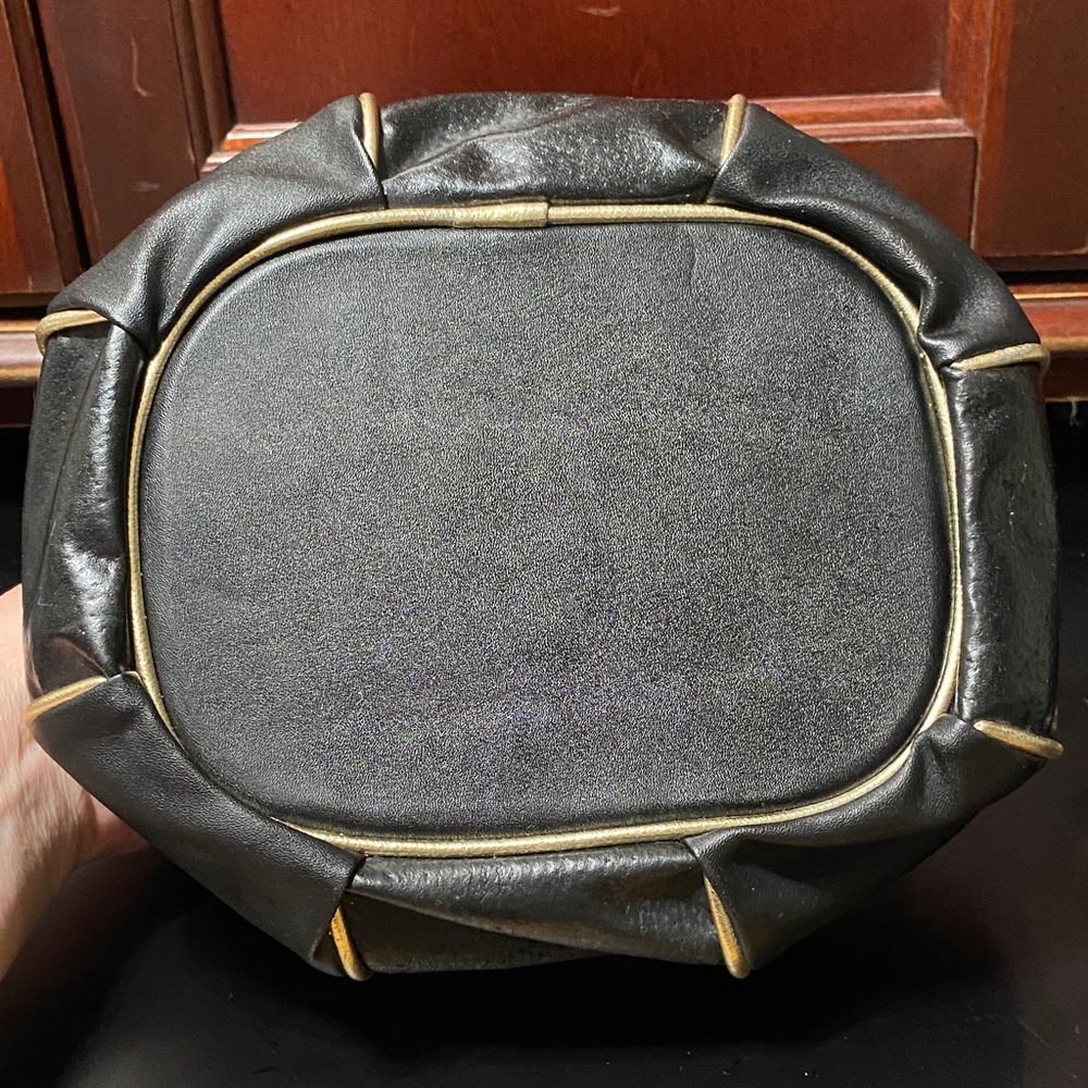 Elegant vintage Black gold trim Leather bucket Bag - Picture 4 of 16